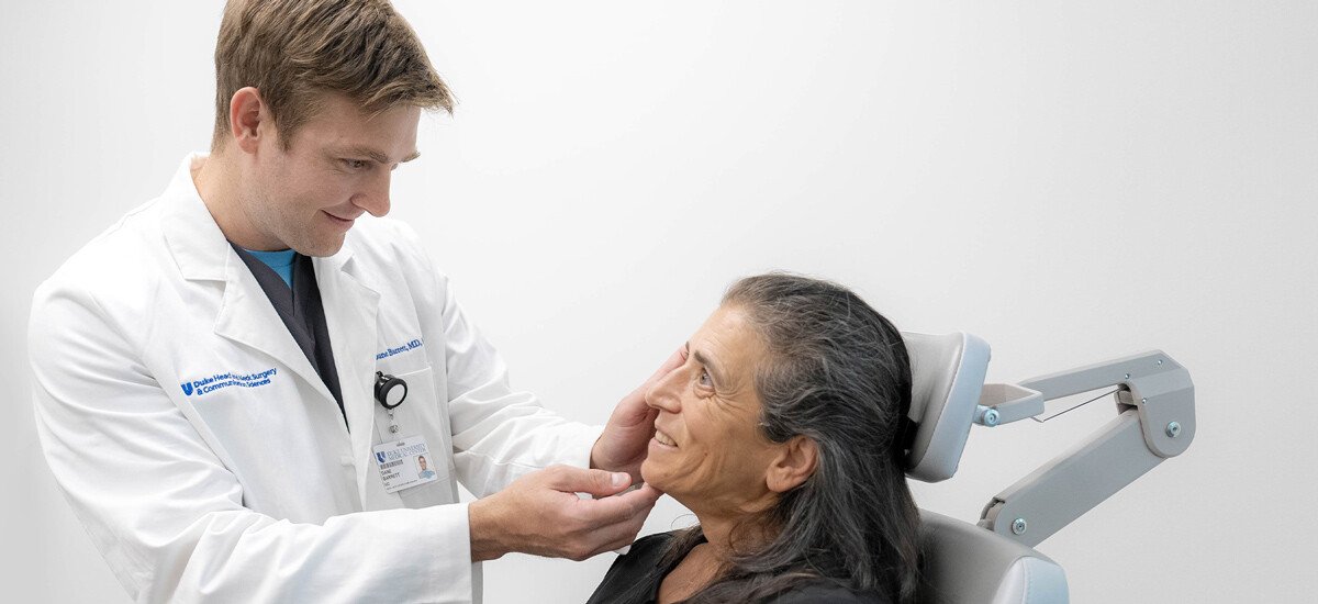 فحص طبي لحركة عضلات الوجه في حالات العصب السابع